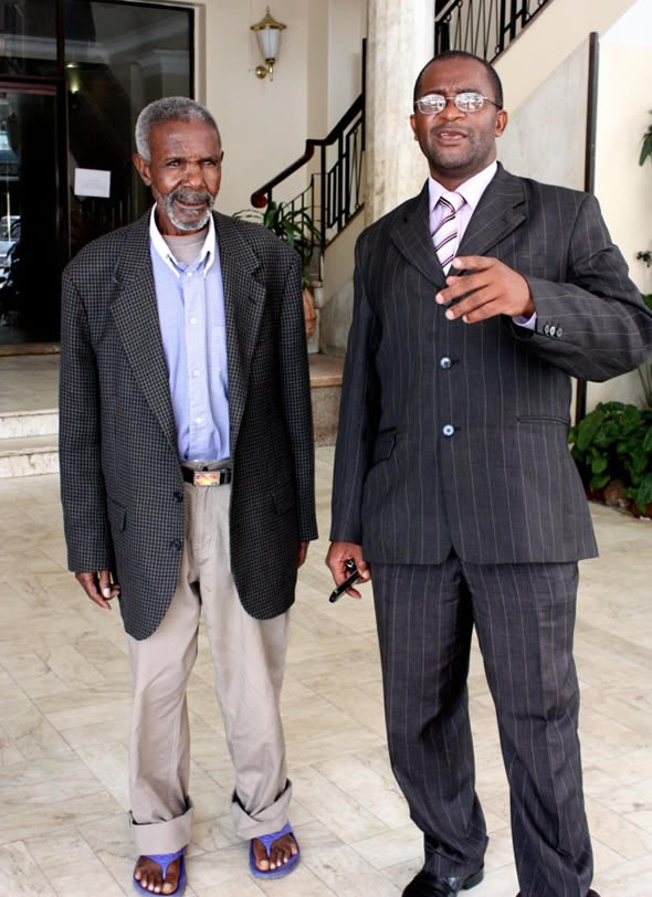 The late headman Rwisai Nyakauru pictured with Nyanga North MP Douglas Mwonzora