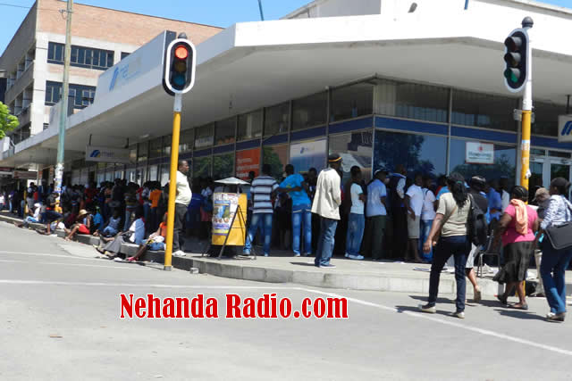 Queue for cash at MetBank Bulawayo (Picture by Nehanda Citizen Reporter)