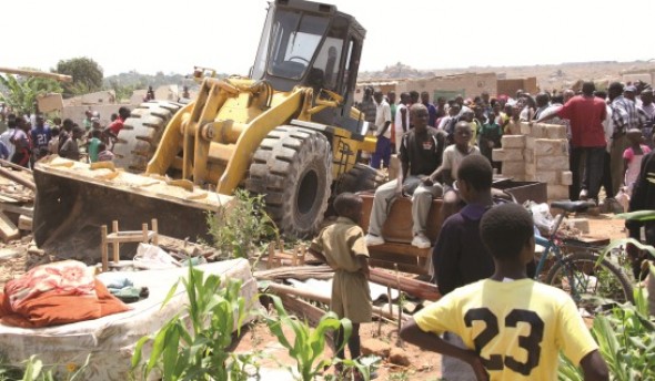 Epworth Epworth residents look helplessly at their homes being razed to the ground yesterday. Pic: Tsvangirayi Mukwazhi (Daily News)