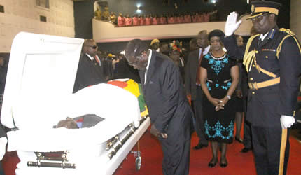 Mugabe pays his last respects
