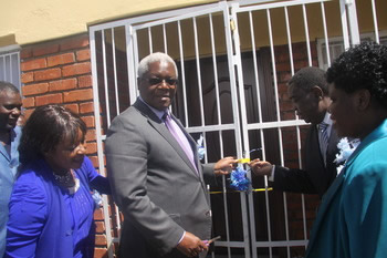 Local Government, Rural and Urban Development Minister Ignatius Chombo commissions a house donated to President Mugabe by River Valley Properties chairman Mncedisi Dube and his wife Smelly, who is the company’s chief executive (left), while Midlands Governor Jason Machaya and projects manager Matilda Manhambo look on in Woodland Park, Gweru