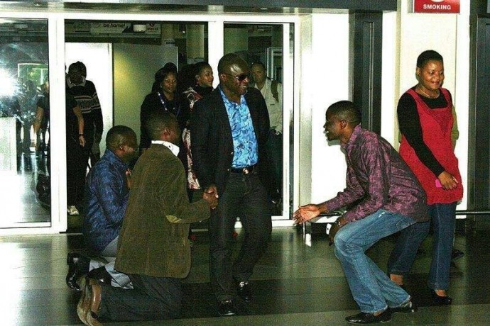 PICTURE: Kneeling down for Prophet Boateng