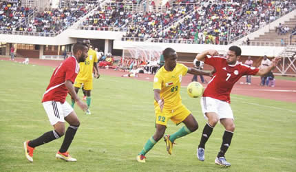 RUE WARRIOR . . . Zimbabwe striker Knowledge Musona (centre) controls the ball under the close attention of Egypt’s Mahomond Fathalla (left) and Ahmed Fathi during the 2014 World Cup qualifier fixture at the National Sports Stadium yesterday