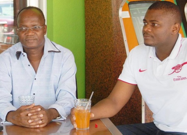 Jonathan Moyo shares a drink with Mduduzi Mathuthu