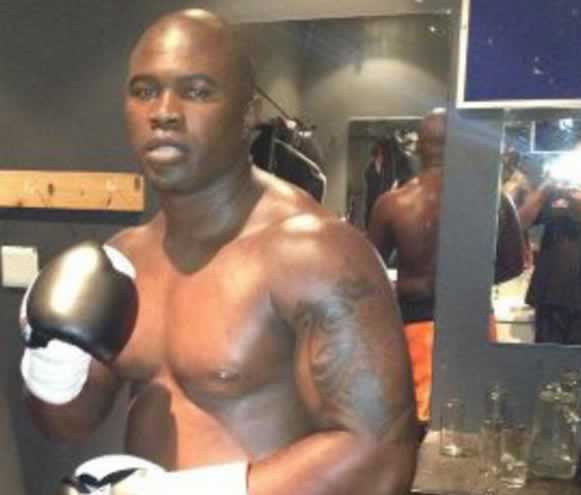 Elvis Moyo has beaten Osborne Machimana to claim the vacant World Boxing Federation All Africa heavyweight title