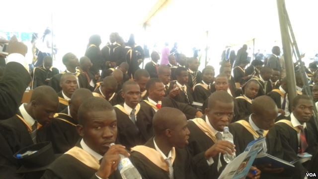 Graduates about to be capped by President Mugabe (Picture by VOA)