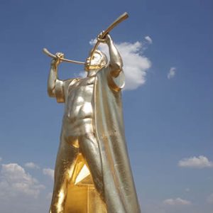 Wodkins designed and built a large, gold painted ‘musical’ statue of himself blowing trumpets