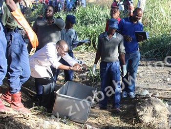nvestigators at the scene of the accident. Photo from zimbabwefocus.com.