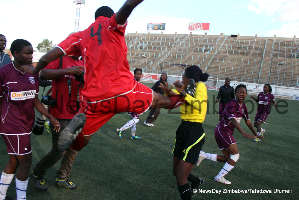 Black Rhinos and Mighty Warriors player Rufaro Machingura on Saturday kicked match referee Mercy Maimbo, accusing her of helping Inline Academy win the NetOne knockout tournament at Rufaro Stadium (Picture by NewsDay)