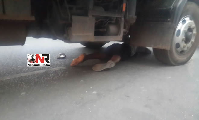 Vendor puts herself under council truck