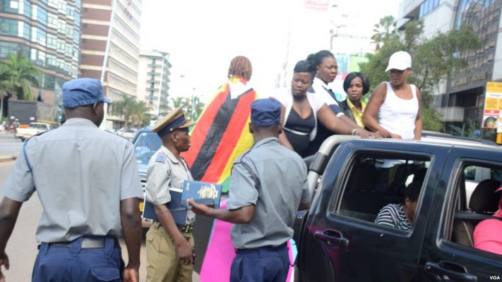 Police in Zimbabwe block protesters demanding the return of women stranded in Kuwait (Picture by VOA)
