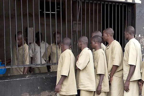 Masvingo Remand Prison. Prisoners line up to receive their ration of sadza (maize meal). (Picture by ICRC)