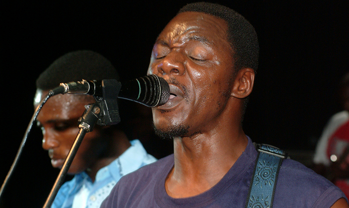 Alick Macheso has, on some occasions, shed tears on stage while playing the song “Baba” from his current album “Tsoka Dzerwendo”