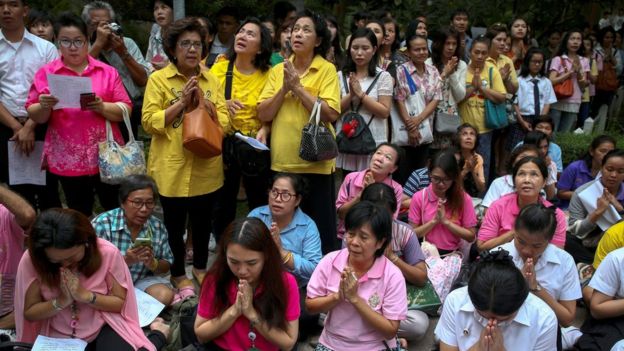 thais-pray-for-their-king