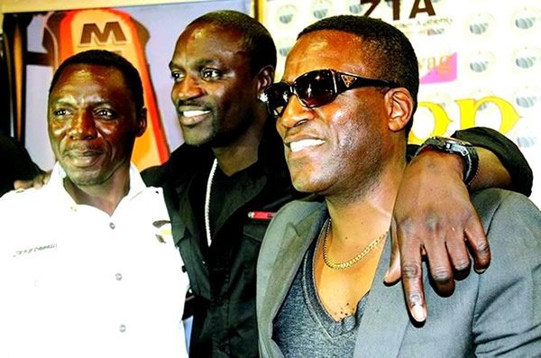 Alick Macheso (left) with Akon (centre) and Prince Tendai (right)