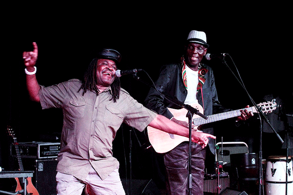 Steve Makoni shares the stage with Oliver Mtukudzi at Mtukudzi's birthday several years ago (Picture by The Standard)