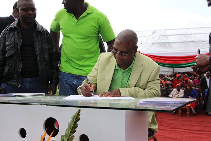 Welshman Ncube signs the Alliance deal
