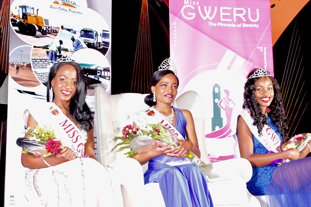 Miss Gweru Michelle Tugwete flanked by first princess Takudzwa Phiri and second princess Kgotso-Mhandu