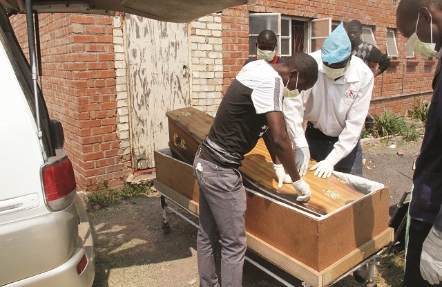 The family of the now deceased Antoneta Moyo had to come out with a rather strange alternative to accommodate the “small” coffin inside the bigger one