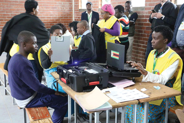 Voter registration begins with delays, long queues