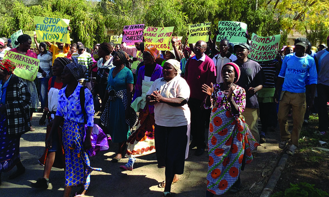 File Picture: Hundreds of Torwood residents, some of them elderly people, braved a three-hour march covering a four-kilometre journey to Redcliff mayor Freddy Kapuya’s office to protest evictions and high council rates and fees. (Picture by NewsDay)
