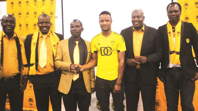 WISEMEN FROM THE EAST . . . New signing Partson Jaure shakes hands with Manica Diamonds chairman Masimba Chihowa, while club officials, including committee member Lazarus Muhoni (left) and secretary-general Sugar Chagonda (second from right) look on in Mutare yesterday where the club unveiled 19 players