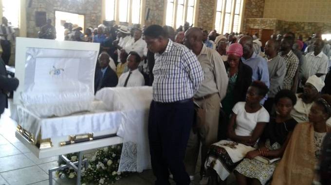 Luke Mnkandla pays his respect to the late Edward Dzowa