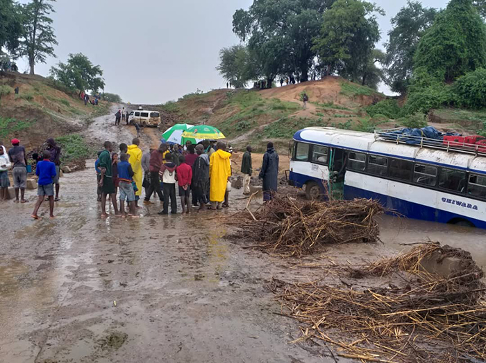 Chirwa bus plunges into Runde river as Cyclone Idai floods continue in Chiredzi, Zimbabwe