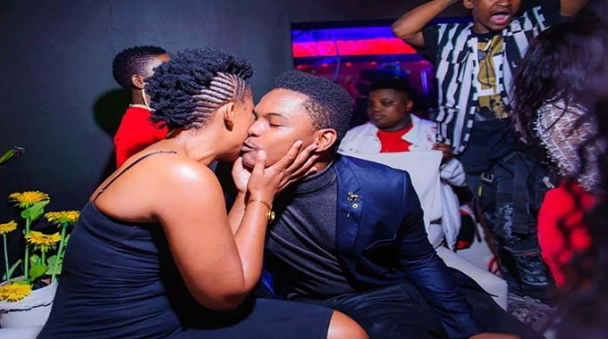 Zodwa Wabantu and her Ben 10 Ntobeko Linda share a kiss (Picture from Zodwa Wabantu’s Instagram)