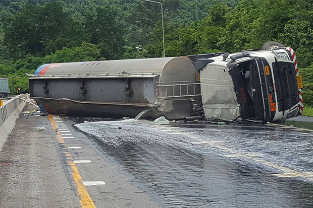 Diesel gushes from an overturned tanker, which was carrying 42,000 litres of fuel, on Highway 304 in Nakhon Ratchasima's Wang Nam Khieo district (Bangkok). (Photo by Prasit Tangprasert)