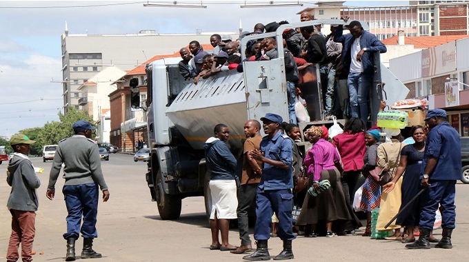 File picture of police rounding up people accused of violating the lockdown in Zimbabwe (April 2020)