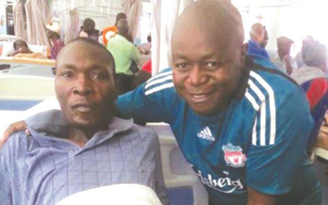 FRIEND IN NEED . . . Former Dynamos winger Simon Chuma (right) visits his old teammate Henry “Beefy” Chari in hospital (file picture)