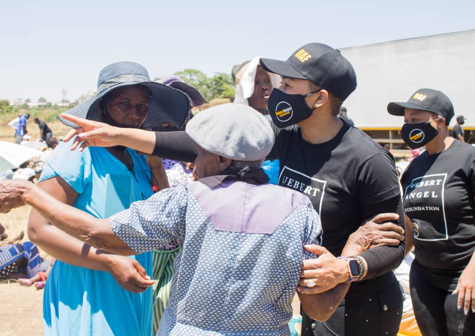 The Uebert Angel Foundation was in Kuwadzana and Mufakose on Sunday again distributing truckloads of mealie meal to thousands of people made vulnerable by the Covid-19 pandemic. This time Prophet Uebert Angel's wife Beverley was on hand to supervise the donations.