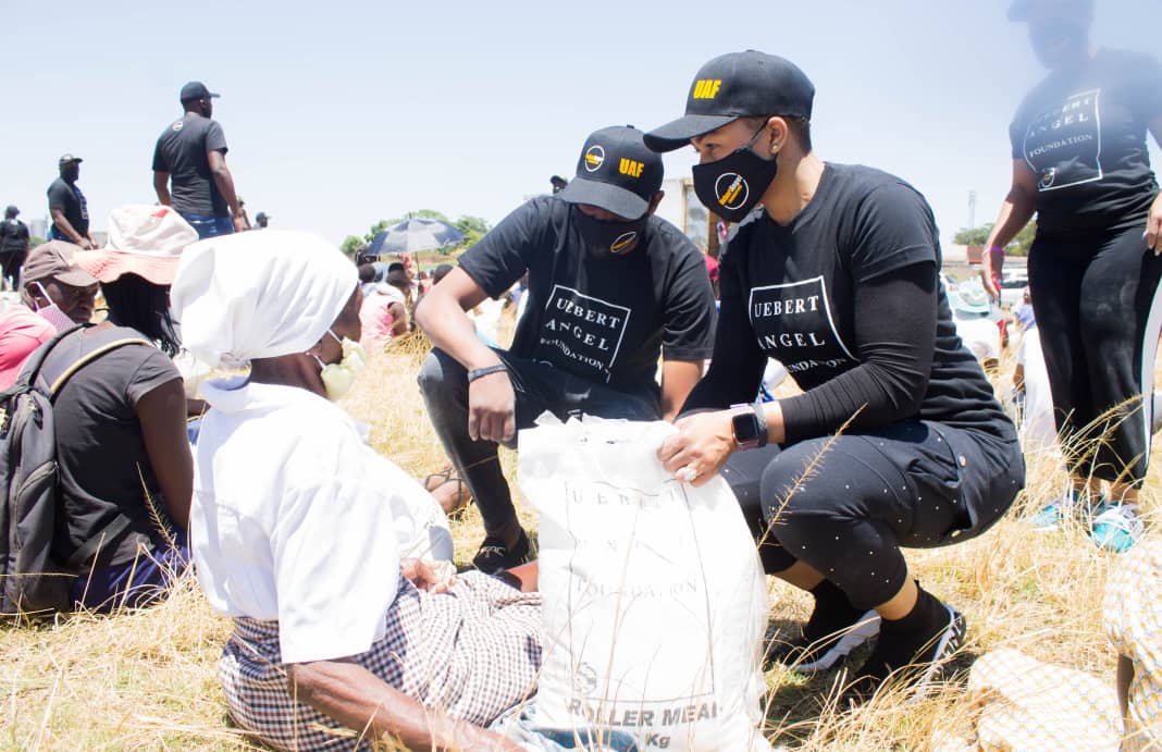 The Uebert Angel Foundation was in Kuwadzana and Mufakose on Sunday again distributing truckloads of mealie meal to thousands of people made vulnerable by the Covid-19 pandemic. This time Prophet Uebert Angel's wife Beverley was on hand to supervise the donations.