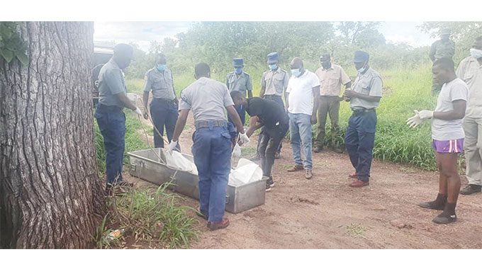 The police with the help of its sub aqua team, Zimparks rangers, Mine Rescue Association representatives, Victoria Falls tourism players and the members of the Zimbabwe Rafting Association retrieve some of the body parts of Mr Roy Dikinya who slipped and fell into a gorge in Victoria Falls on New Year’s Day