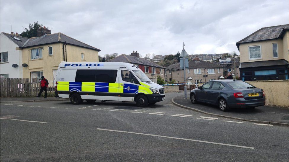 A police cordon has been put in place at Braithwaite Drive in Keighley
