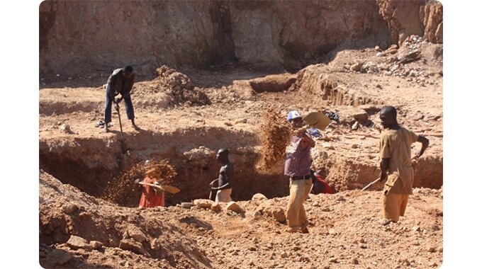 Artisanal miners (file photo)