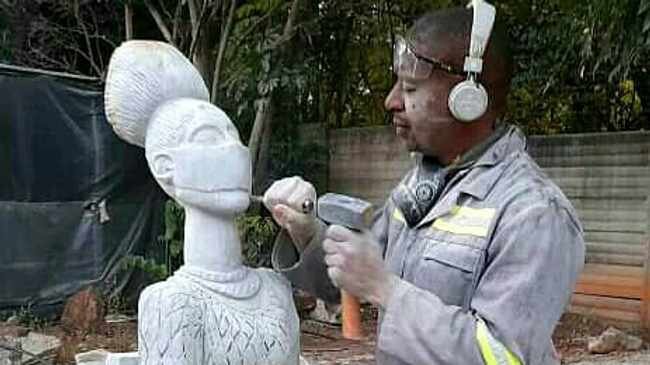 Zimbabwean sculptor David Ngwerume. Photo: Twitter @DavidNgwerume
