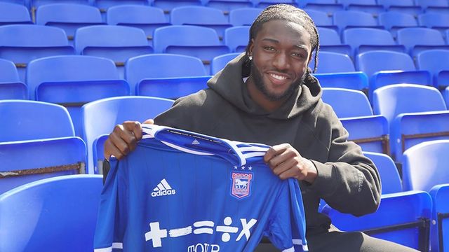 Zanda Siziba signed a professional contract with Ipswich Town in July 2021 (Photo via ITFC)