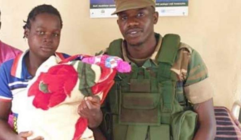 Humphrey Mangisani was commended for his bravery in helping deliver baby Raymond (Picture via Zambia Reports)