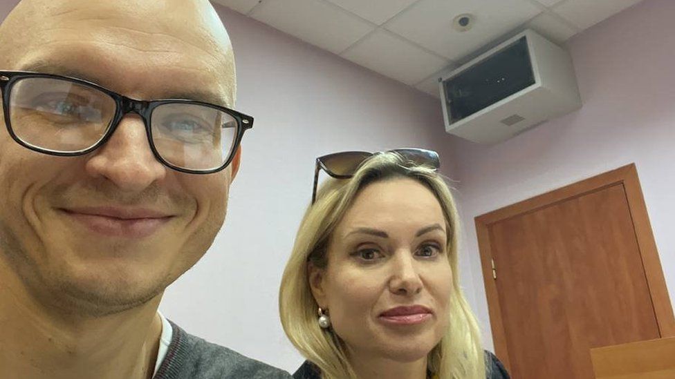 'VLAGER' TELEGRAM CHANNEL| Marina Ovsyannikova appeared in court on Tuesday with lawyer Anton Gashinsky