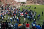 Highlanders vs Dynamos match abandoned after crowd trouble – PICS The highly anticipated Battle of Zimbabwe pitting Highlanders and Dynamos was abandoned before the fulltime whistle after chaotic scenes forced two lengthy stoppages and the eventually abandoning of the match.