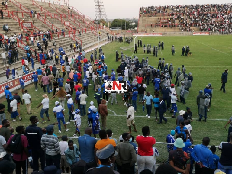 The highly anticipated Battle of Zimbabwe pitting Highlanders and Dynamos was abandoned before the fulltime whistle after chaotic scenes forced two lengthy stoppages and the eventually abandoning of the match.