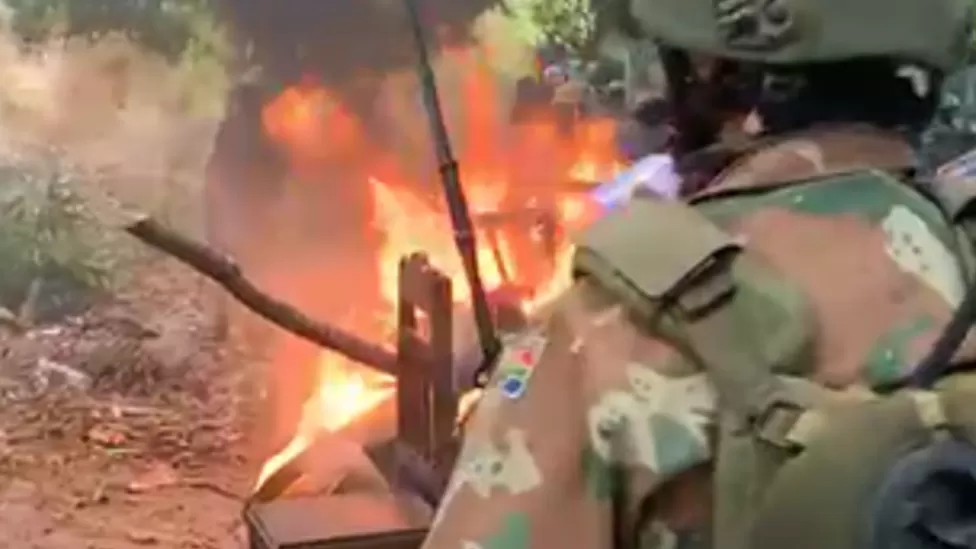 The video shows two people wearing army uniforms with a South African flag badge (Video via Whatsapp)