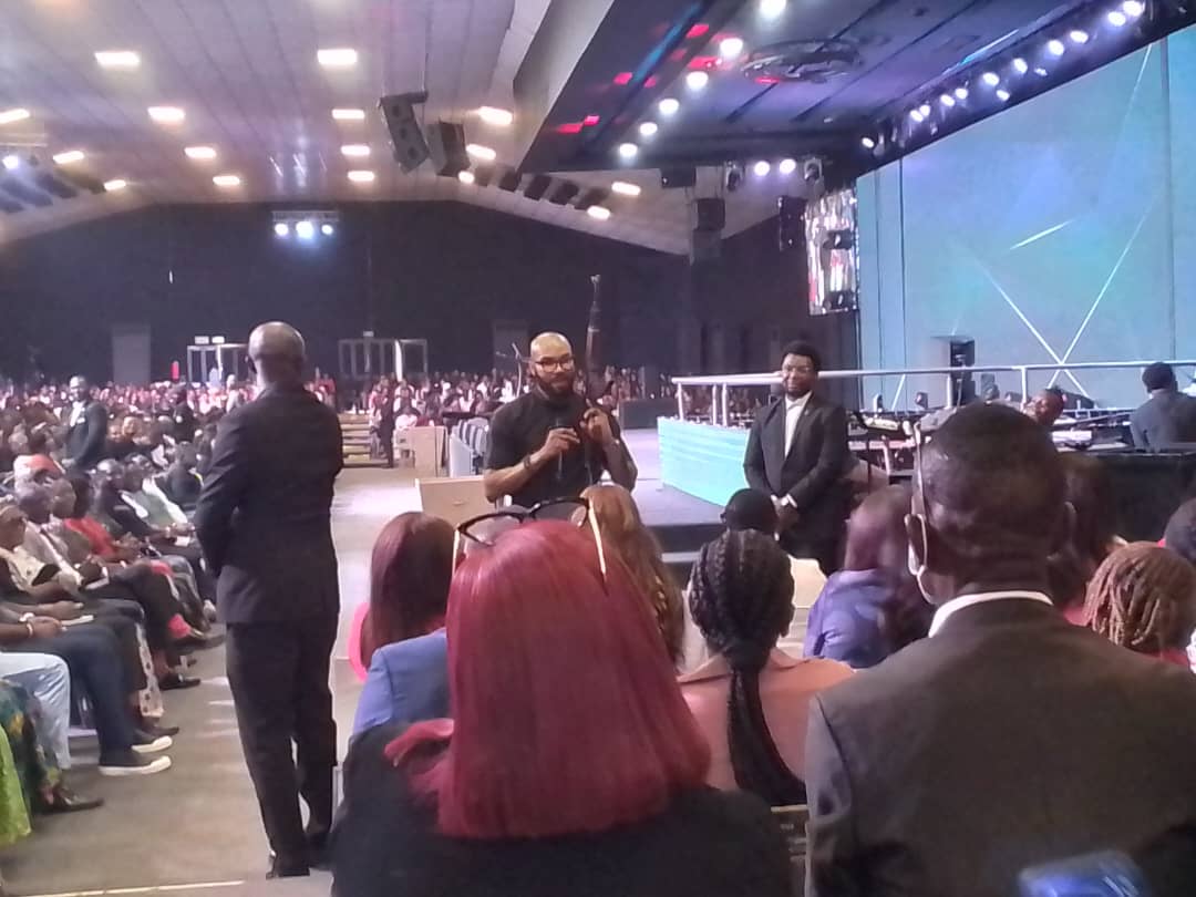 The presiding pastor of the Abuja chapter of the House on the Rock, Pastor Uche Aigbe, on Sunday caused a stir when he mounted the pulpit carrying an AK 47 rifle.