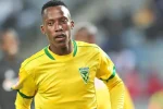 Lunga impresses Mamelodi Sundowns coach on season’s first appearance Zimbabwean international defender Devine Lunga plays for Mamelodi Sundowns