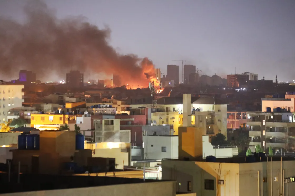 Smoke rises as clashes continued in the Sudanese capital, Khartoum, on Sunday night.Mahmoud Hjaj / Anadolu Agency