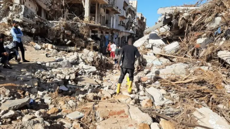 Members of Libyan Red Crescent Ajdabiya search for people in the rubble of the city of Derna (Photo: The Libyan Red Crescent Ajdabiya)