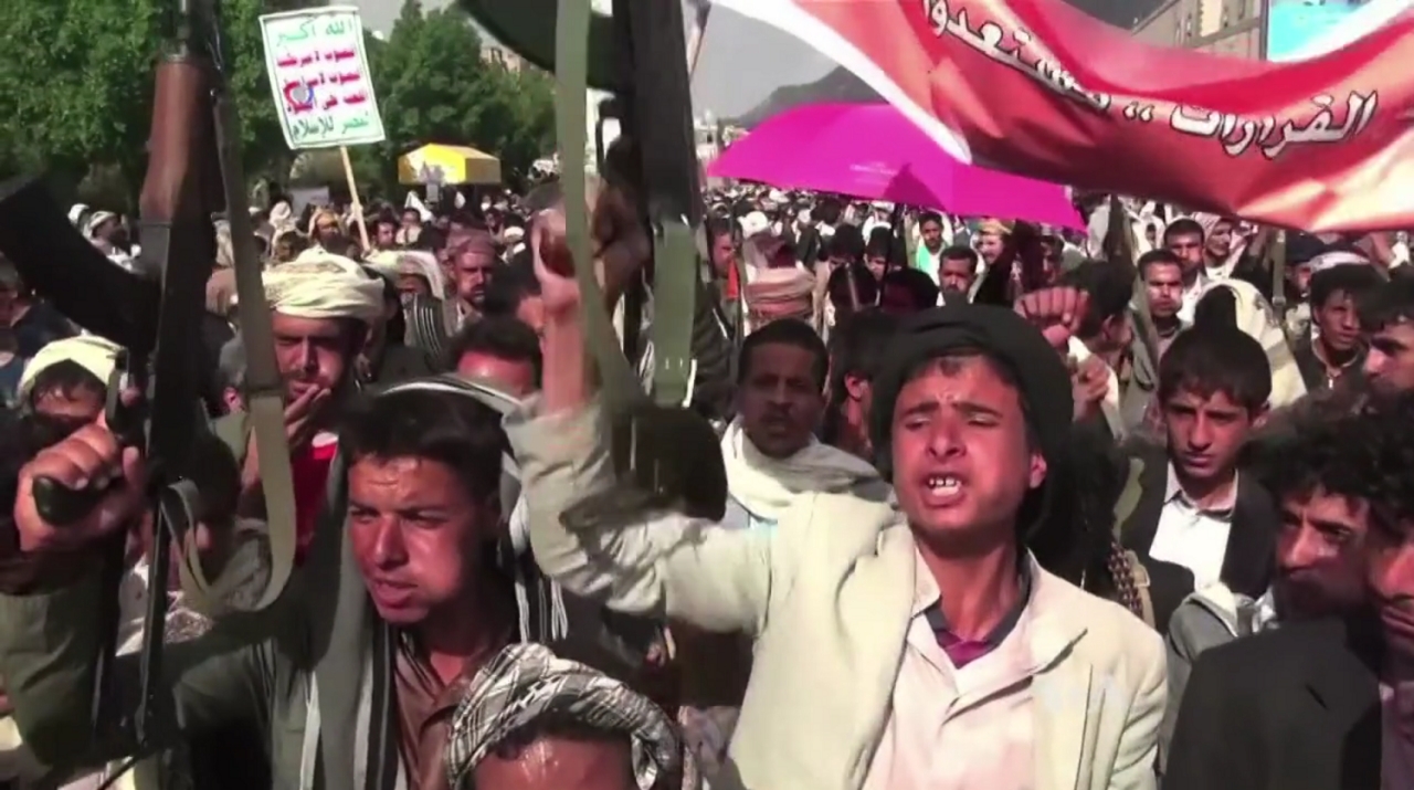 Houthis protest against airstrikes by the Saudi-led coalition on Sana'a in September 2015. (Picture via Henry Ridgwell (VOA), Public domain, via Wikimedia Commons)