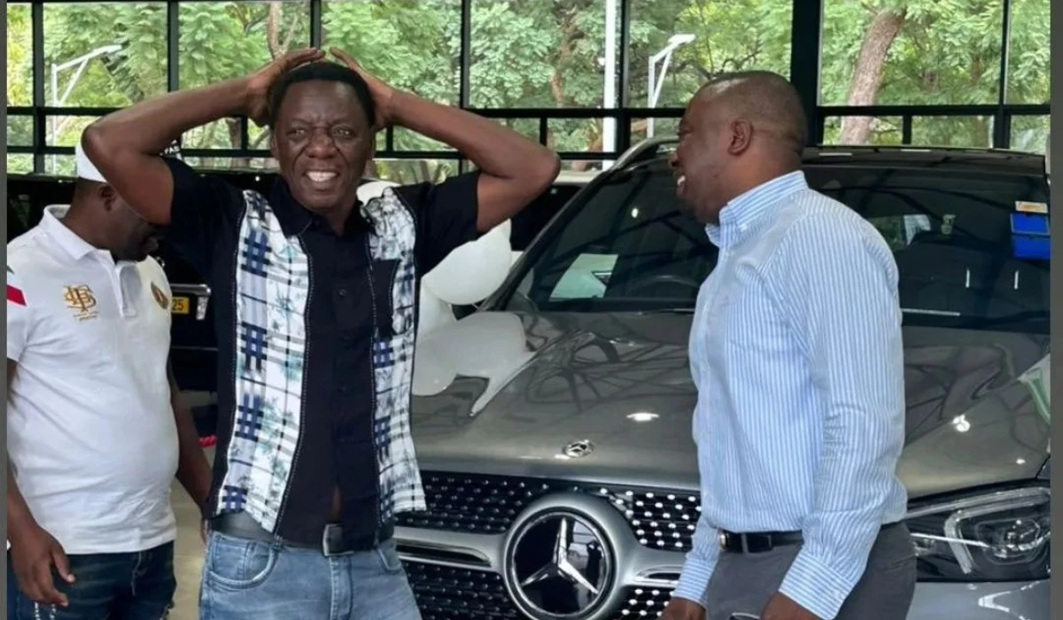 Sungura musician Alick Macheso shows his appreciation as he collects his new Mercedes Benz courtesy of Wicknell Chivayo [Image: @sir_wicknell/Instagram]